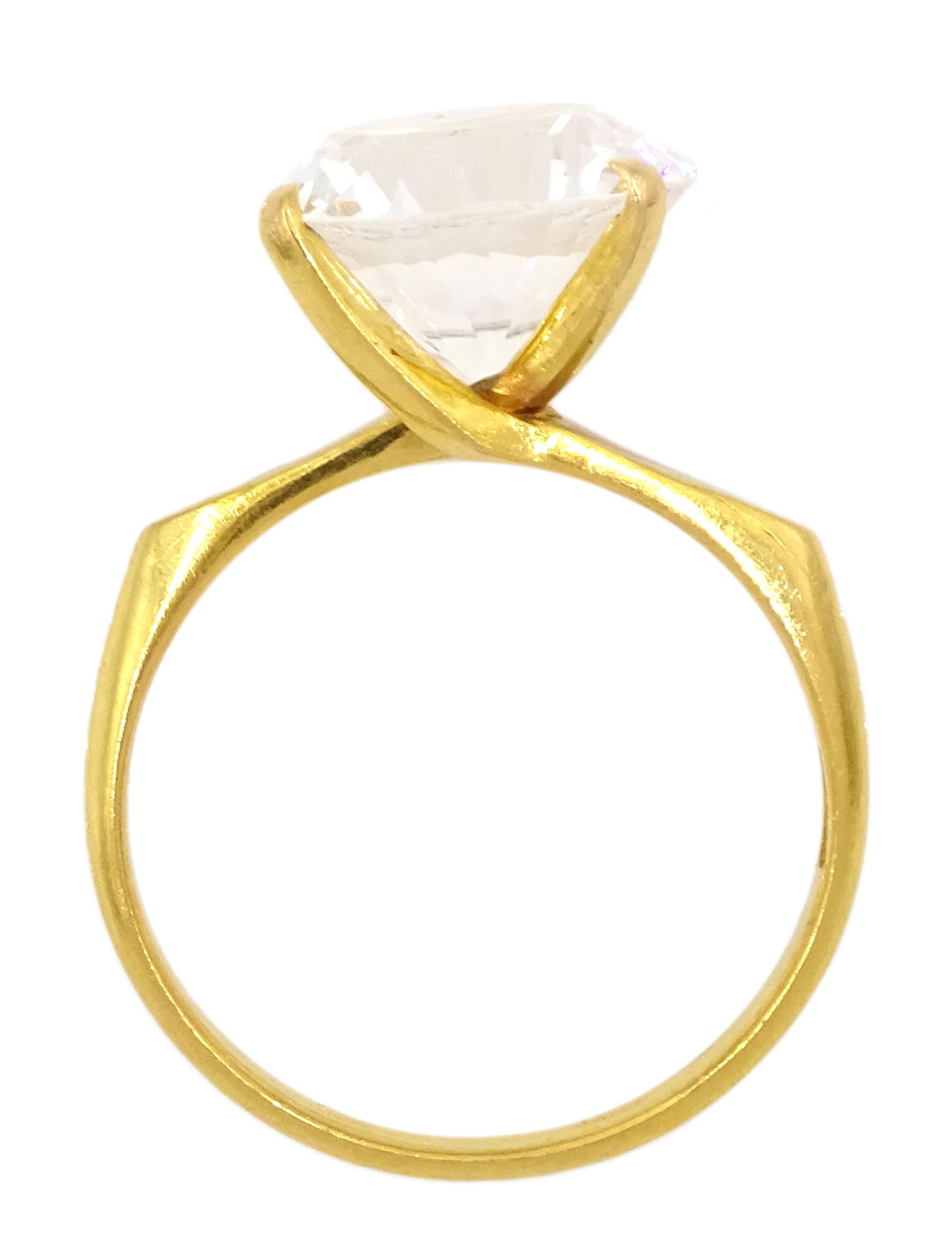 22ct gold round clear stone set ring