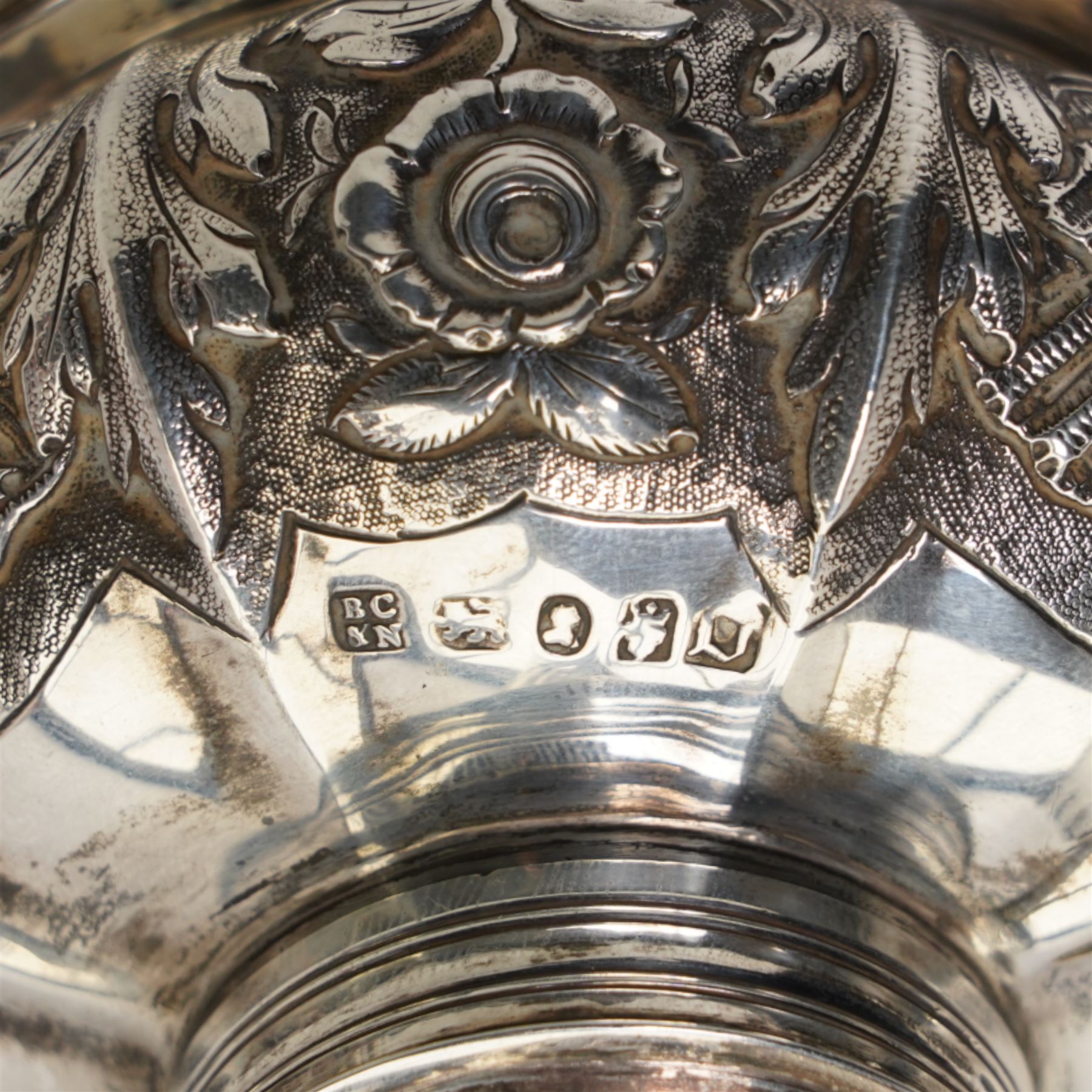 George IV silver wine funnel with gadrooned border and floral decoration L15cm York 1825 Maker Barber Cattle and North