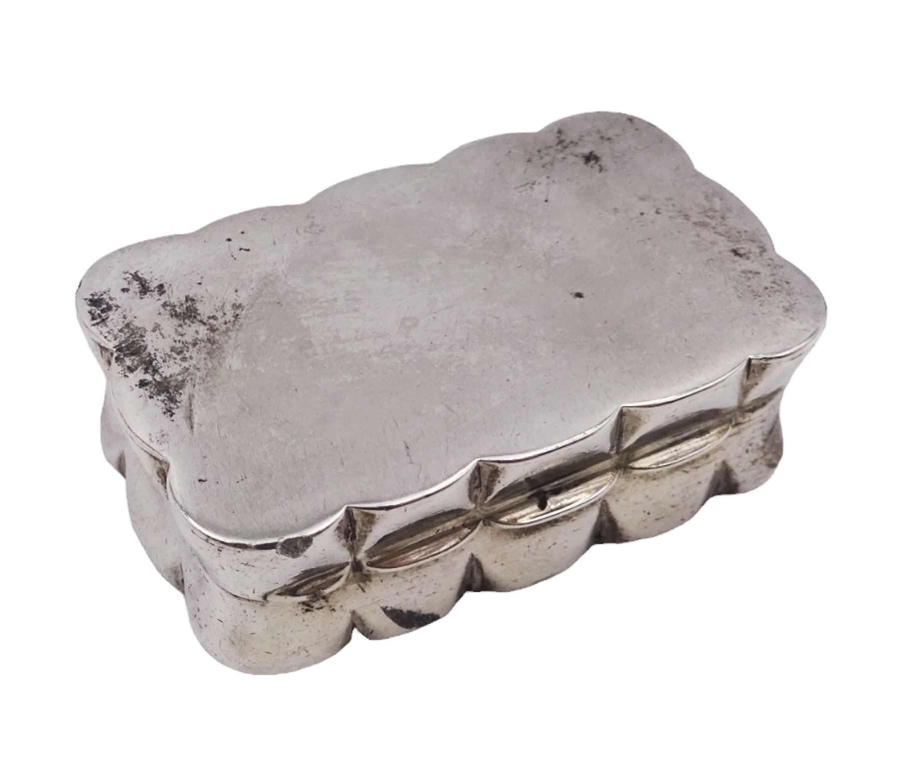 1930s silver snuff box, of rectangular form with scalloped edge, hallmarked Robert Pringle & Sons, Birmingham 1936, W5cm