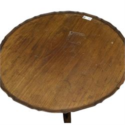 George III mahogany tripod table, circular moulded pie-crust tilt-top, on turned and twist carved pedestal, three splayed supports with pointed feet 