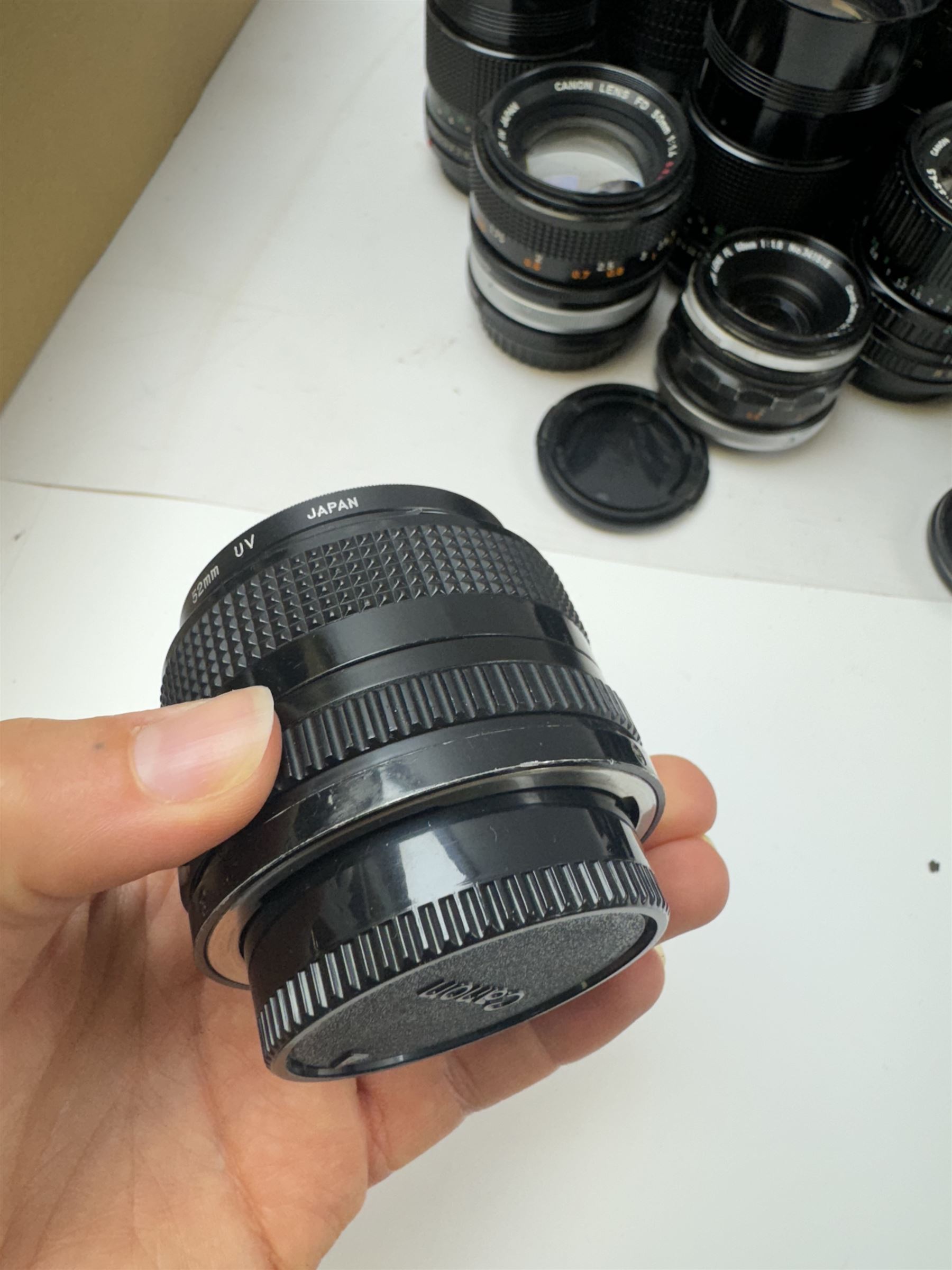 Seventeen Canon camera lenses, mostly FD examples, including 28-85mm 1:4 serial no, 49881, 35-105mm 1:3.5-4.5 serial no. 87632 and 135mm 1:2.8 serial no. 48336, one boxed