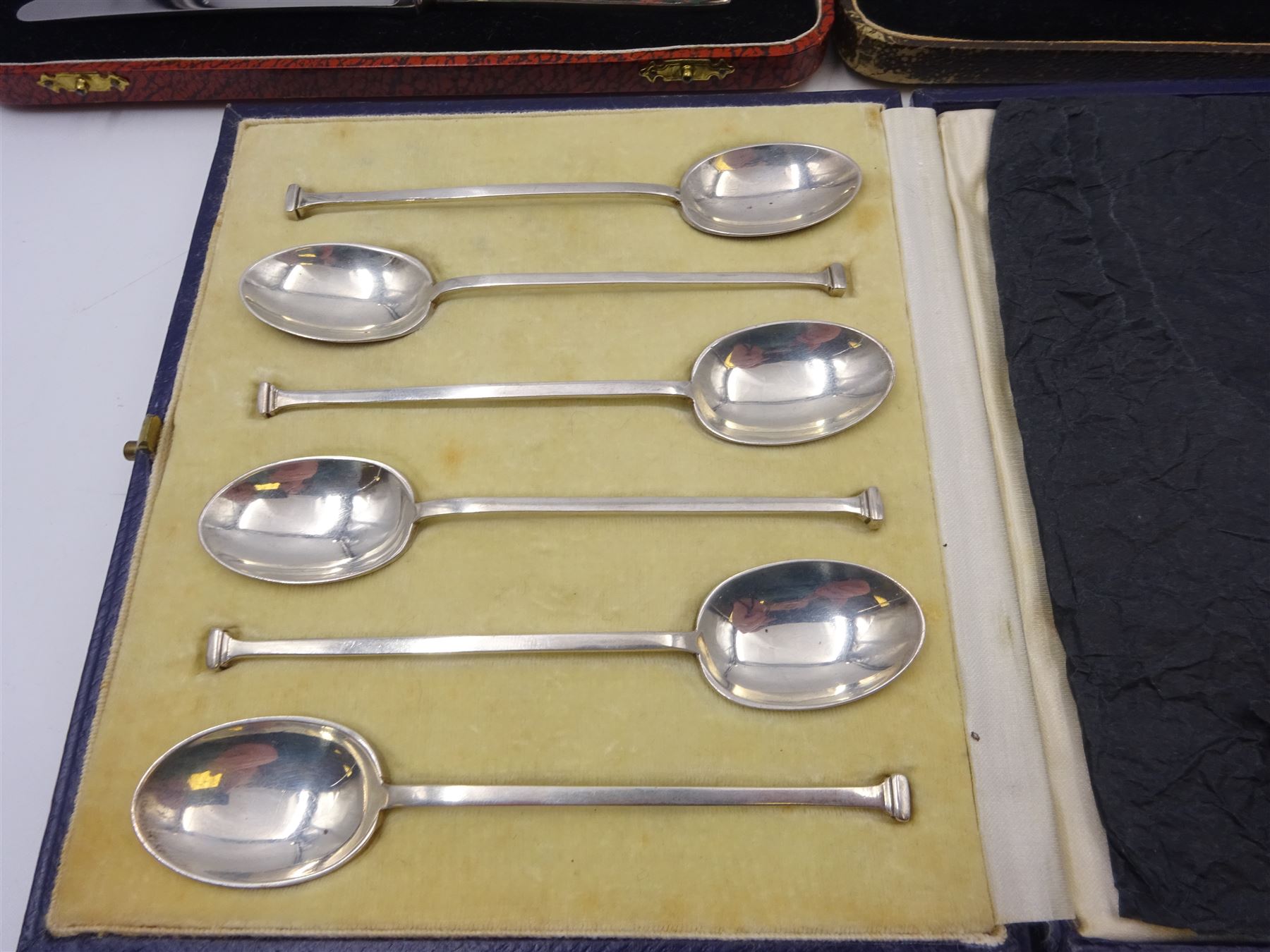 Set of six 1920s silver coffee spoons, hallmarked Mappin & Webb Ltd, Sheffield 1927, together with two sets of silver handled knives,  all contained within fitted cases