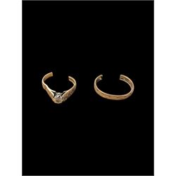 Two 9ct gold rings, both split