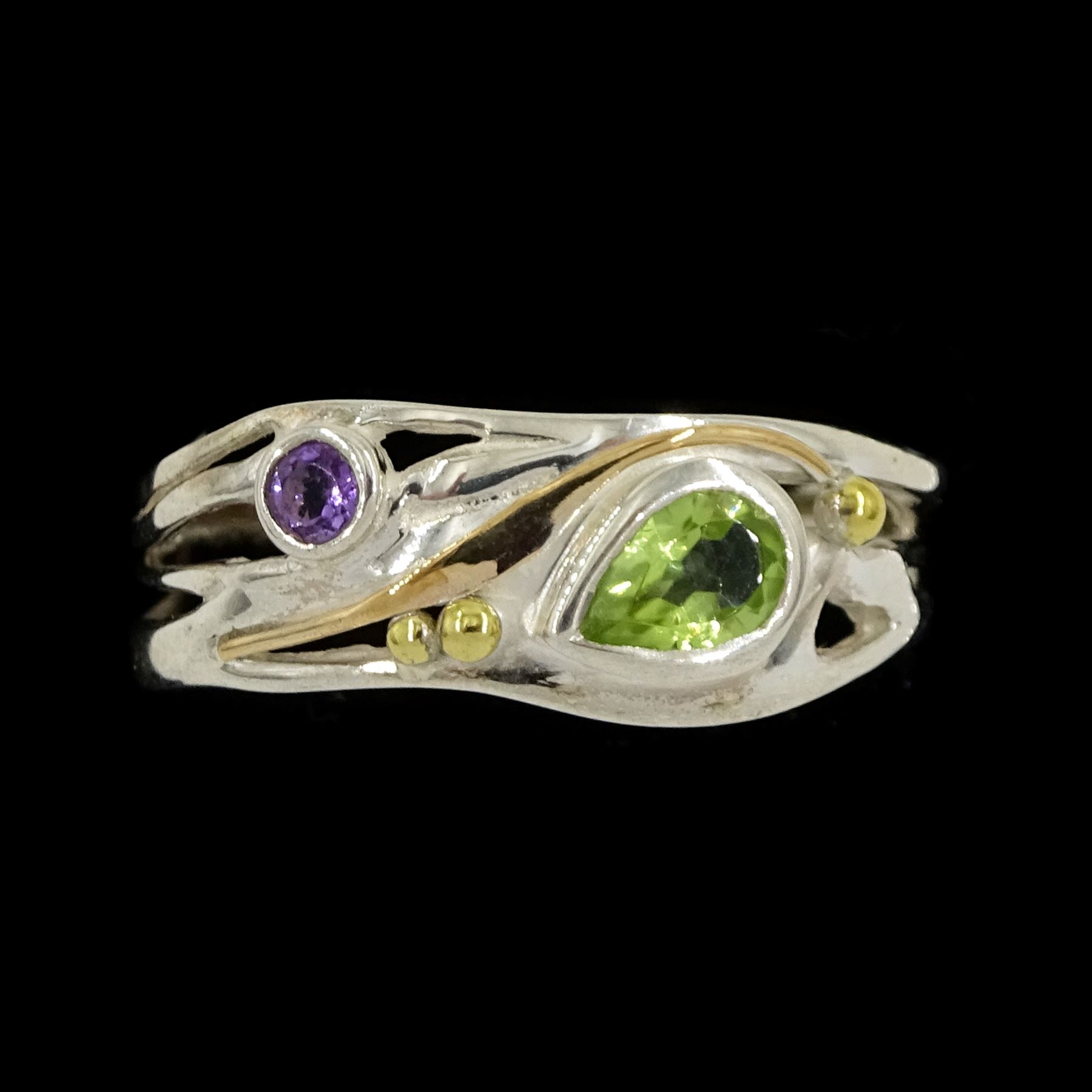 Silver and 14ct gold wire peridot and amethyst ring, stamped 925