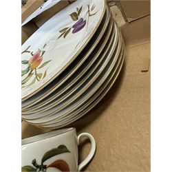 Royal Worcester Evesham pattern part tea and dinner service, including teapot, eight dinner plates, eight side plates etc 