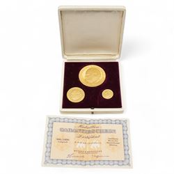 Sir Winston Churchill 'In Memoriam 1874-1965' set of three eighteen carat gold medallions, total weight approximately 90 grams, housed in a fitted case
