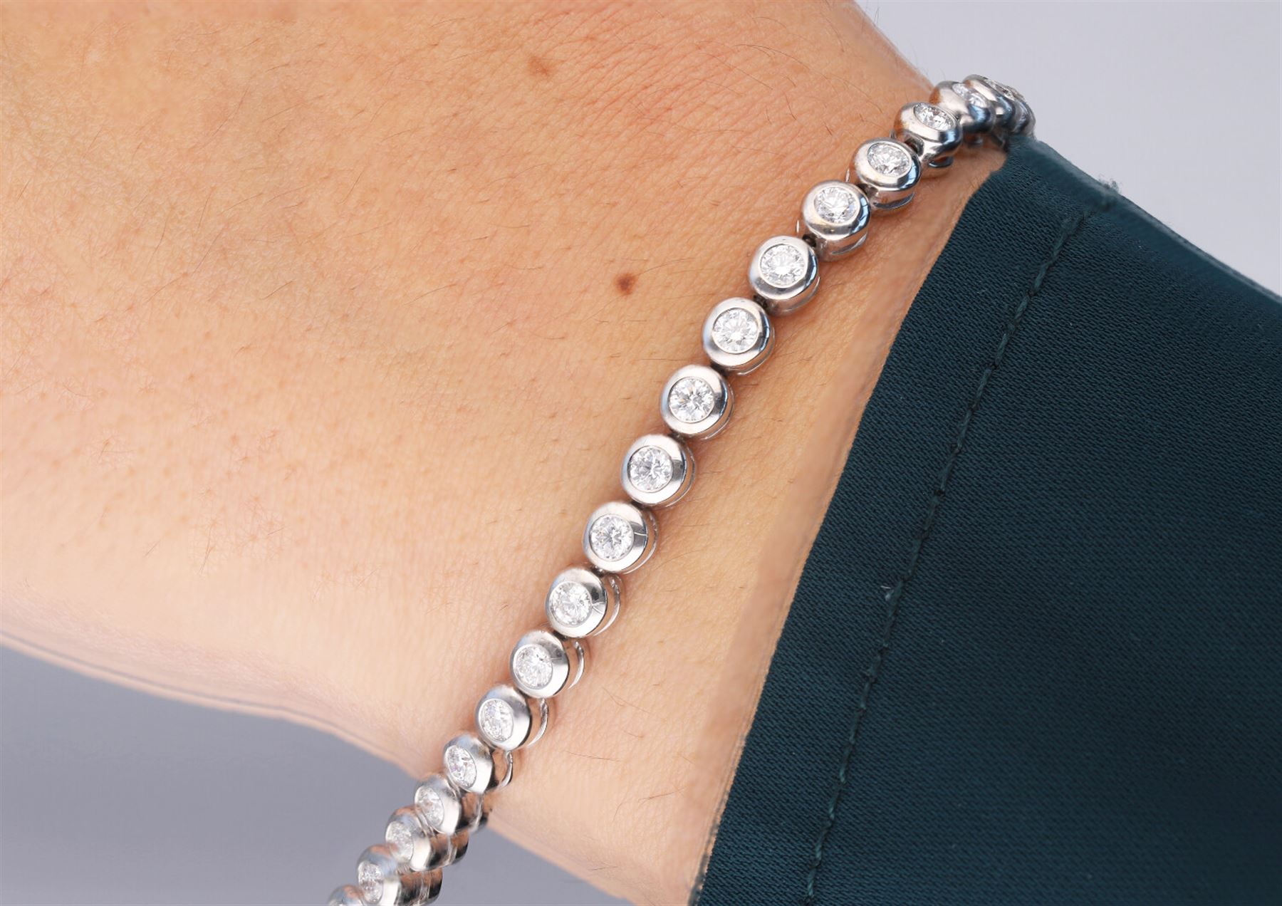 18ct white gold rubover set round brilliant cut diamond bracelet, hallmarked, total diamond weight 2.80 carat