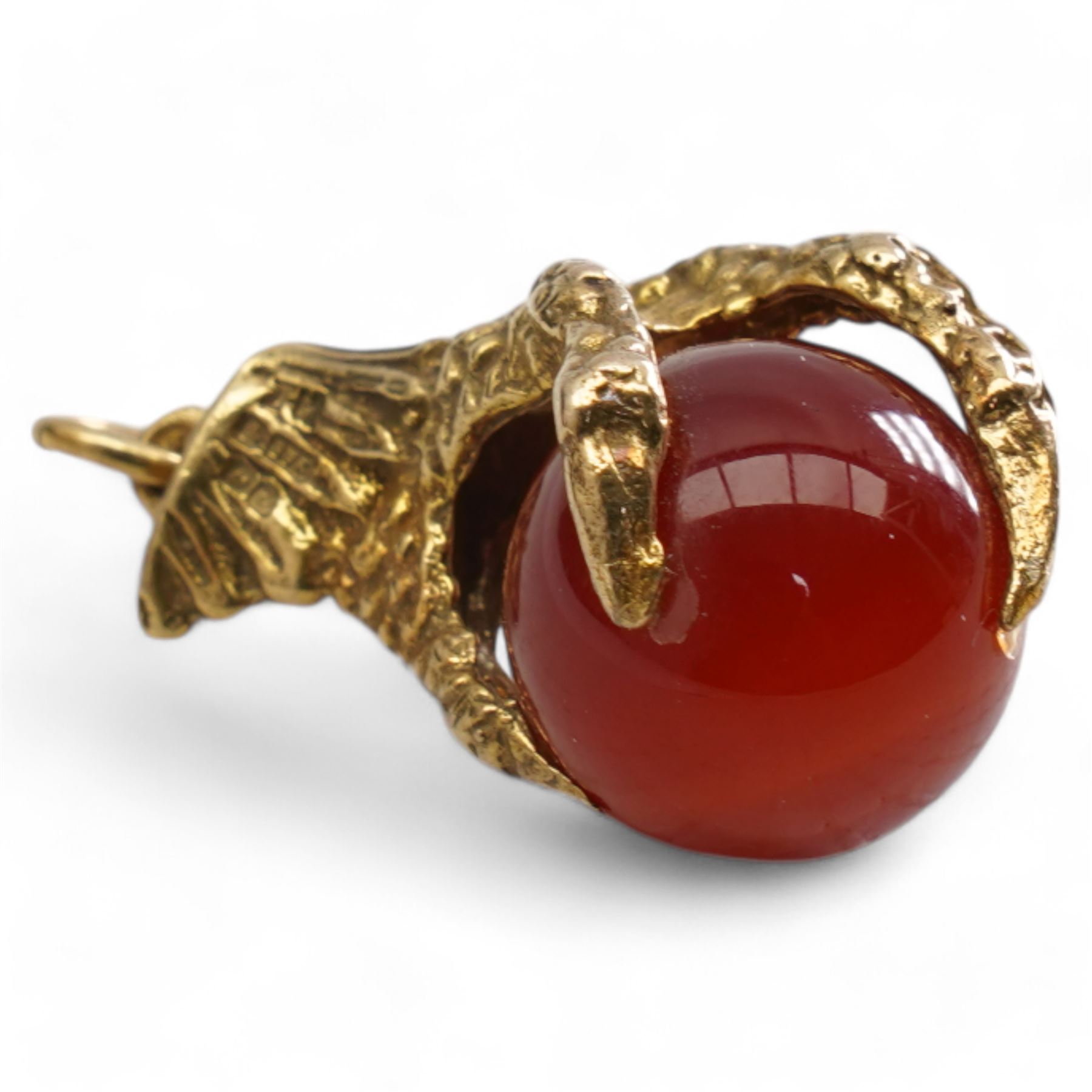 9ct gold carnelian eagle claw pendant, Birmingham 1979