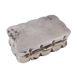 1930s silver snuff box, of rectangular form with scalloped edge, hallmarked Robert Pringle & Sons, Birmingham 1936, W5cm