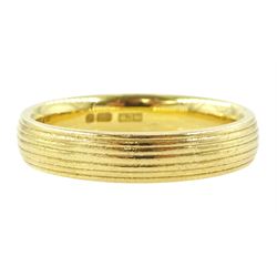 18ct gold wedding band, with ridged decoration, hallmarked