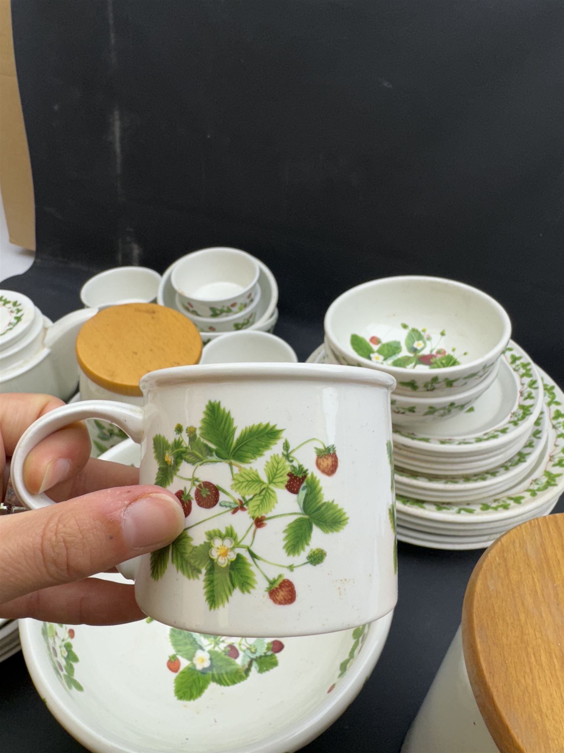 Portmeirion Summer Strawberry pattern tea and dinner service, including teapot, five dinner plates, covered sucrier etc  