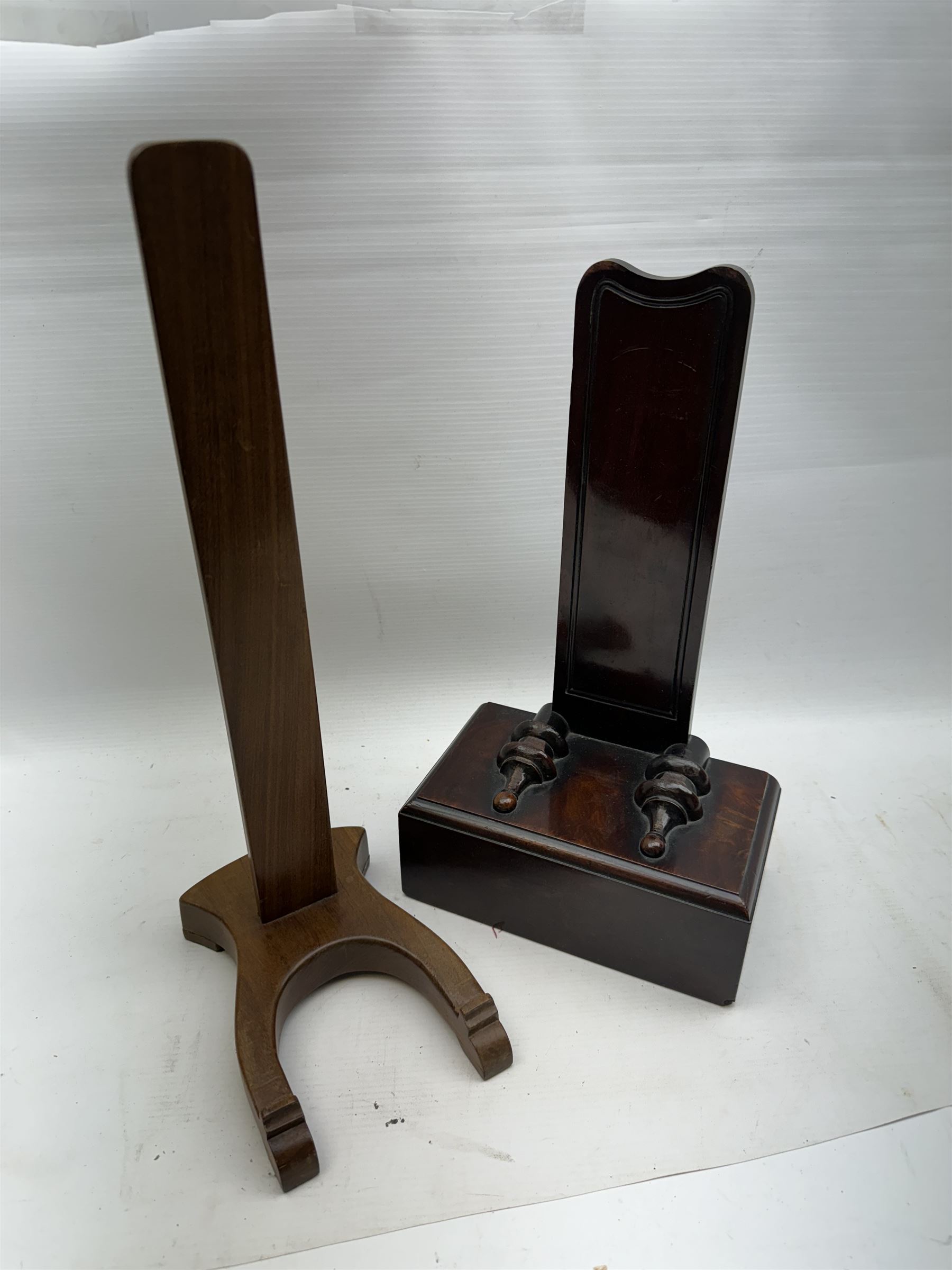 Weighted mahogany charger stand, together with another stand, weighted stand H36cm