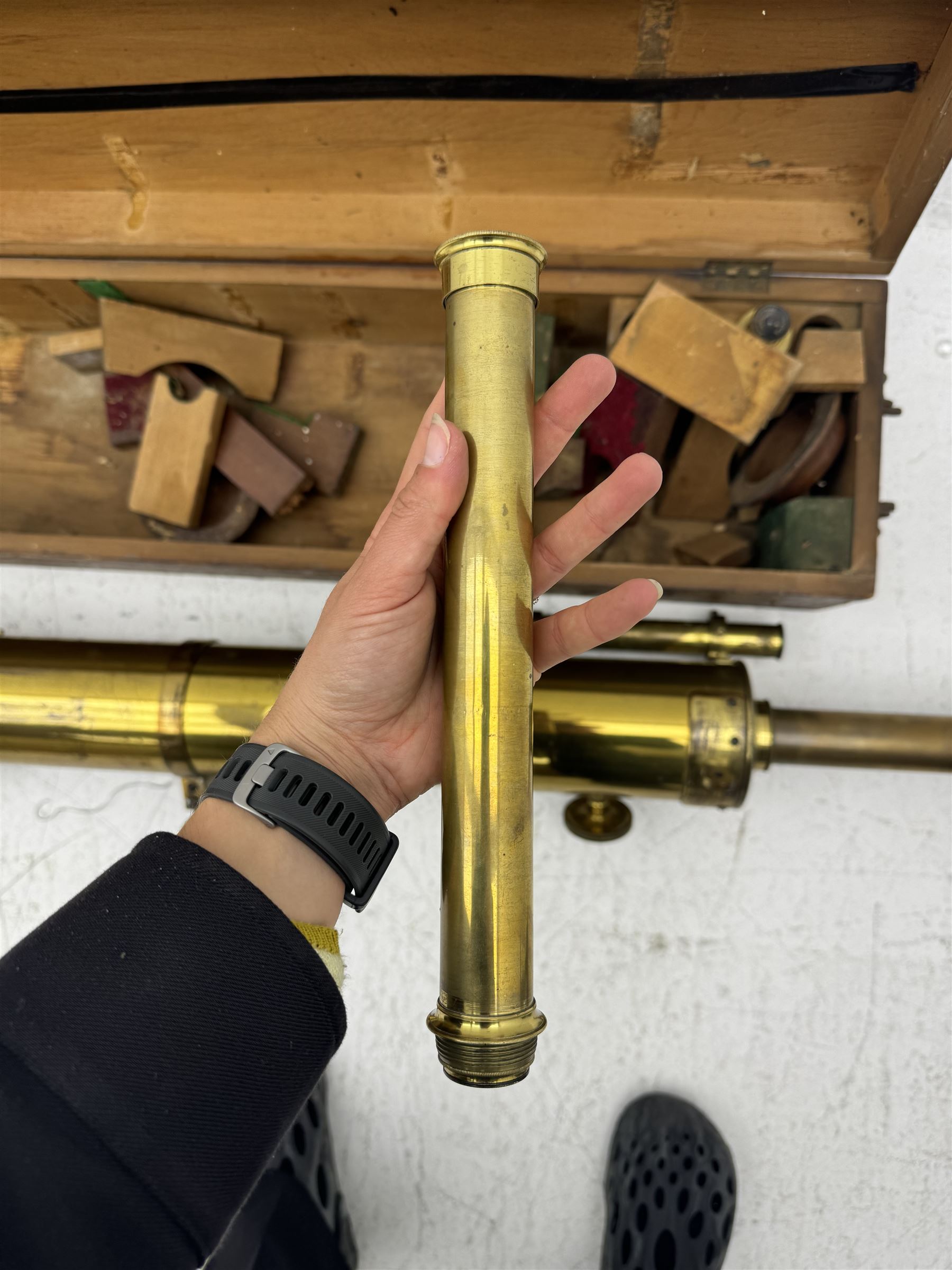 19th century brass reflecting telescope by Dring & Fage, London, the cylinder with inter-changable eyepieces and mounted with sighting scope, contained within wooden box, cylinder diameter 4.5in, length (without lens) 52in 