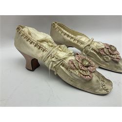 Pair of 19th century ivory silk satin ladies shoes, with rosette to the vamp, with pink silk satin heel, L23cm