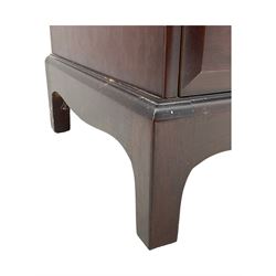 Stag Minstrel - pair of mahogany four drawer pedestal bedside lamp chests, on bracket feet