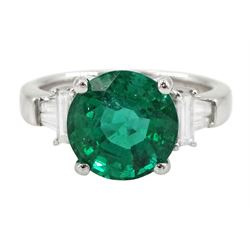 18ct white gold three stone round emerald, baguette and tapered baguette cut diamond ring, hallmarked, emerald approx 3.10 carat