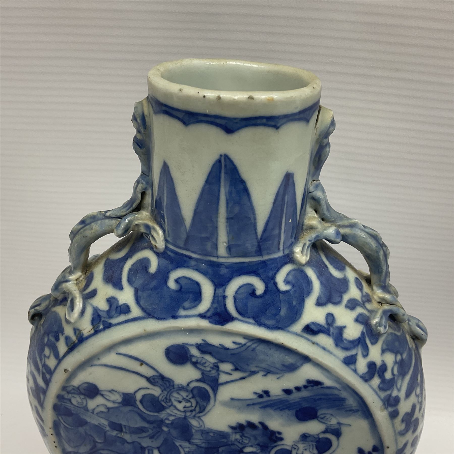 Late 19th/early 20th century Chinese blue and white vase, of moon flask form with twin lizard handles to shoulders, the central panel painted with warriors on horseback, H22cm