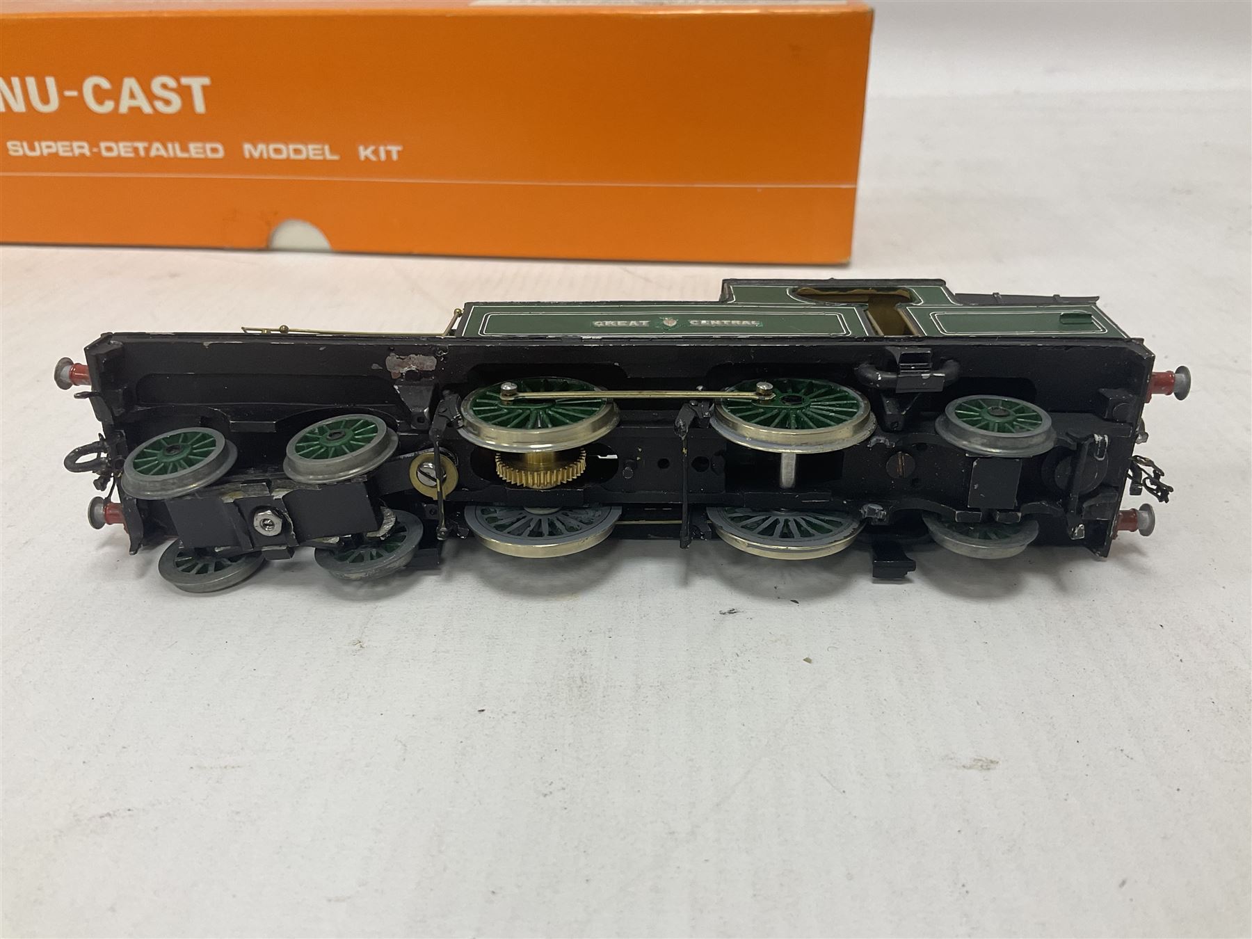 ‘00’ gauge - two kit built steam locomotives comprising NC 118 Nu-Cast LNER C13 (ex Great Central) 4-4-2 Tank locomotive no.67404 in BR black with original box; together with similar Great Central 4-4-2 Tank locomotive in green (2) 