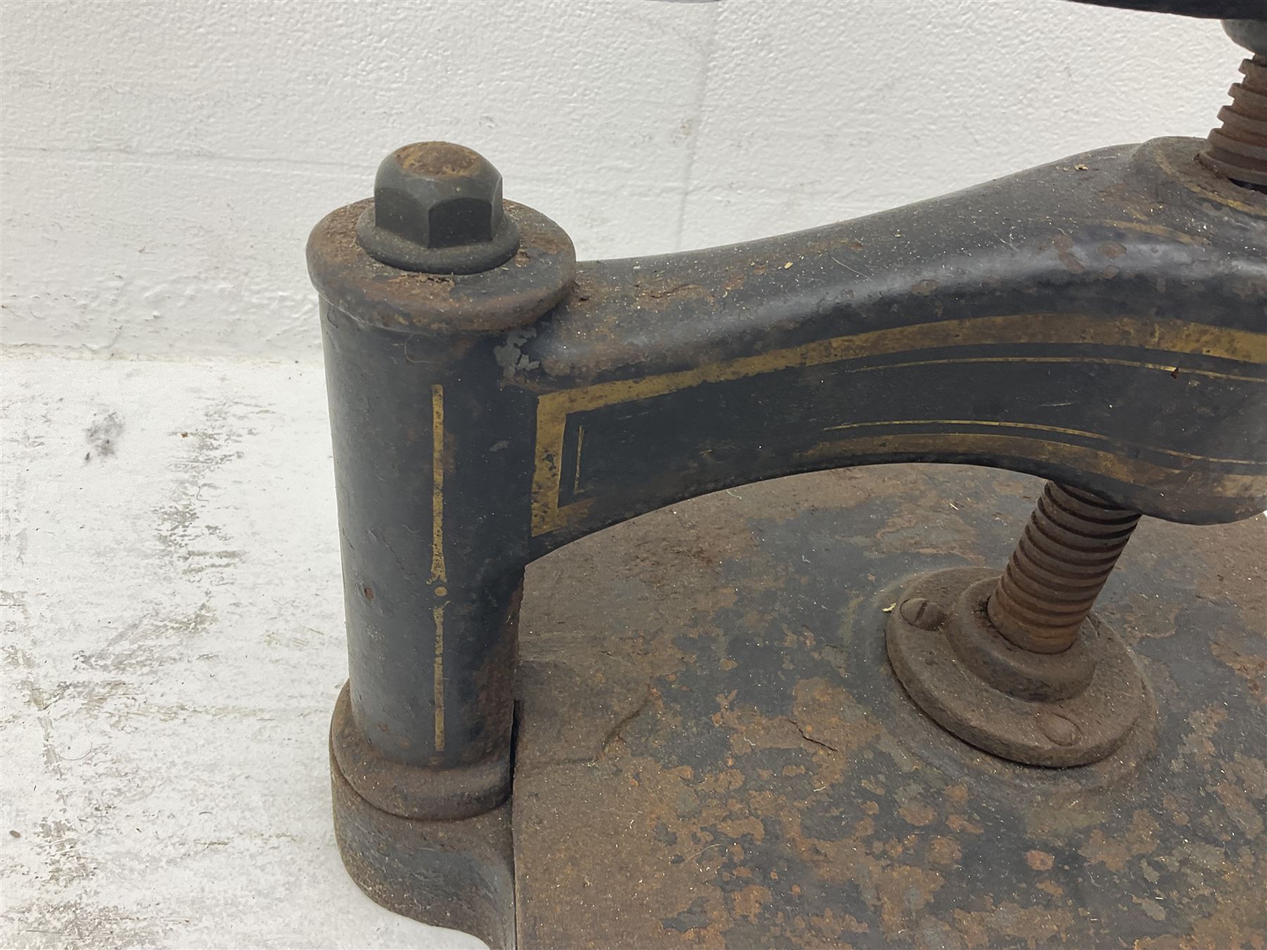 Cast iron hand cranked book press, H33cm 