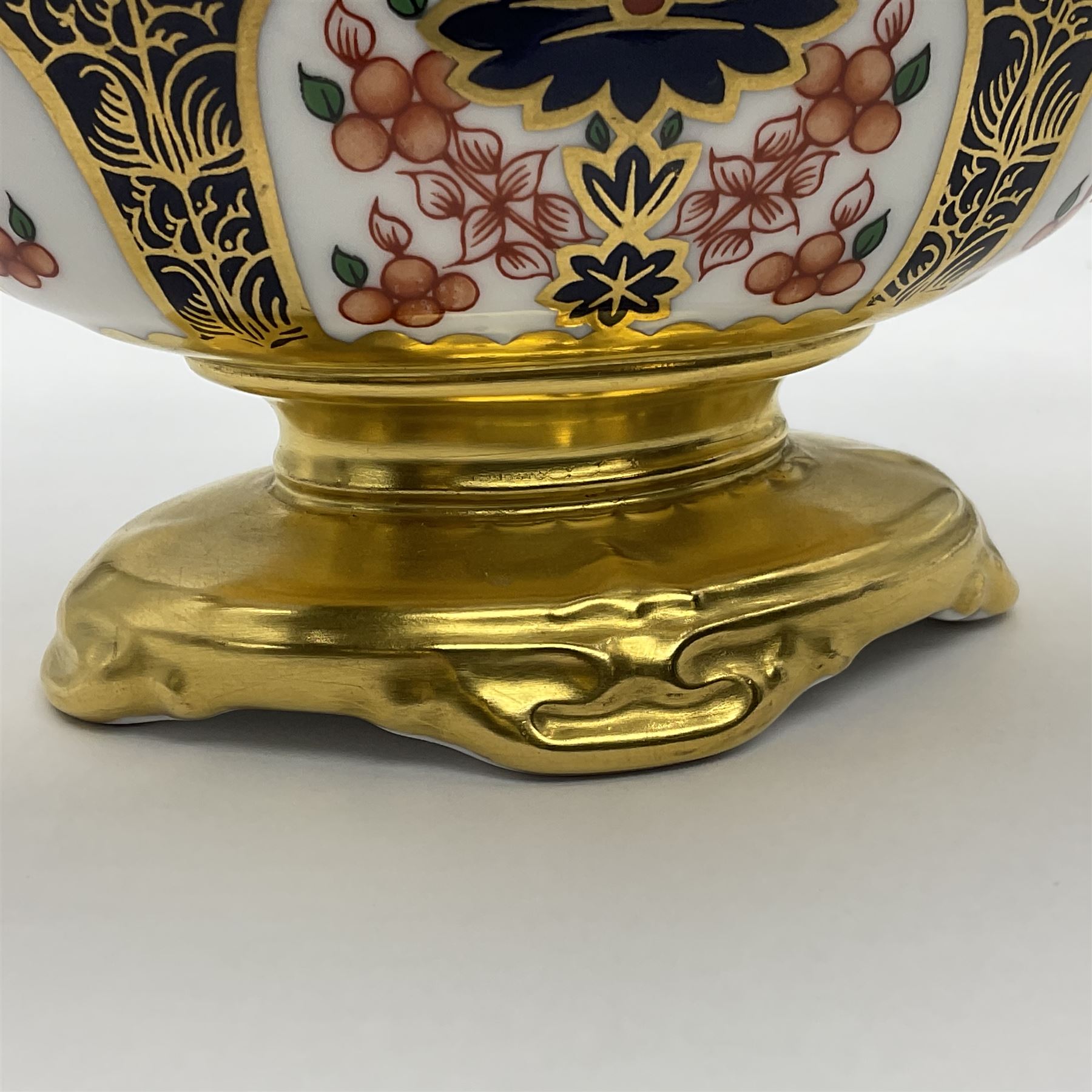 Late 20th century Royal Crown Derby Imari 1128 pattern twin handled pedestal dish and cover, with printed marks beneath including Roman numeral date code for 1980, H14cm L18cm