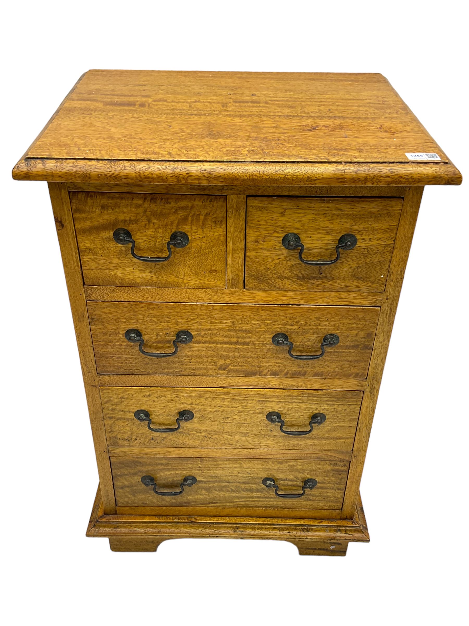 Small 20th century Georgian design chest, fitted with two square over three long drawers, lower moulded edge over bracket feet