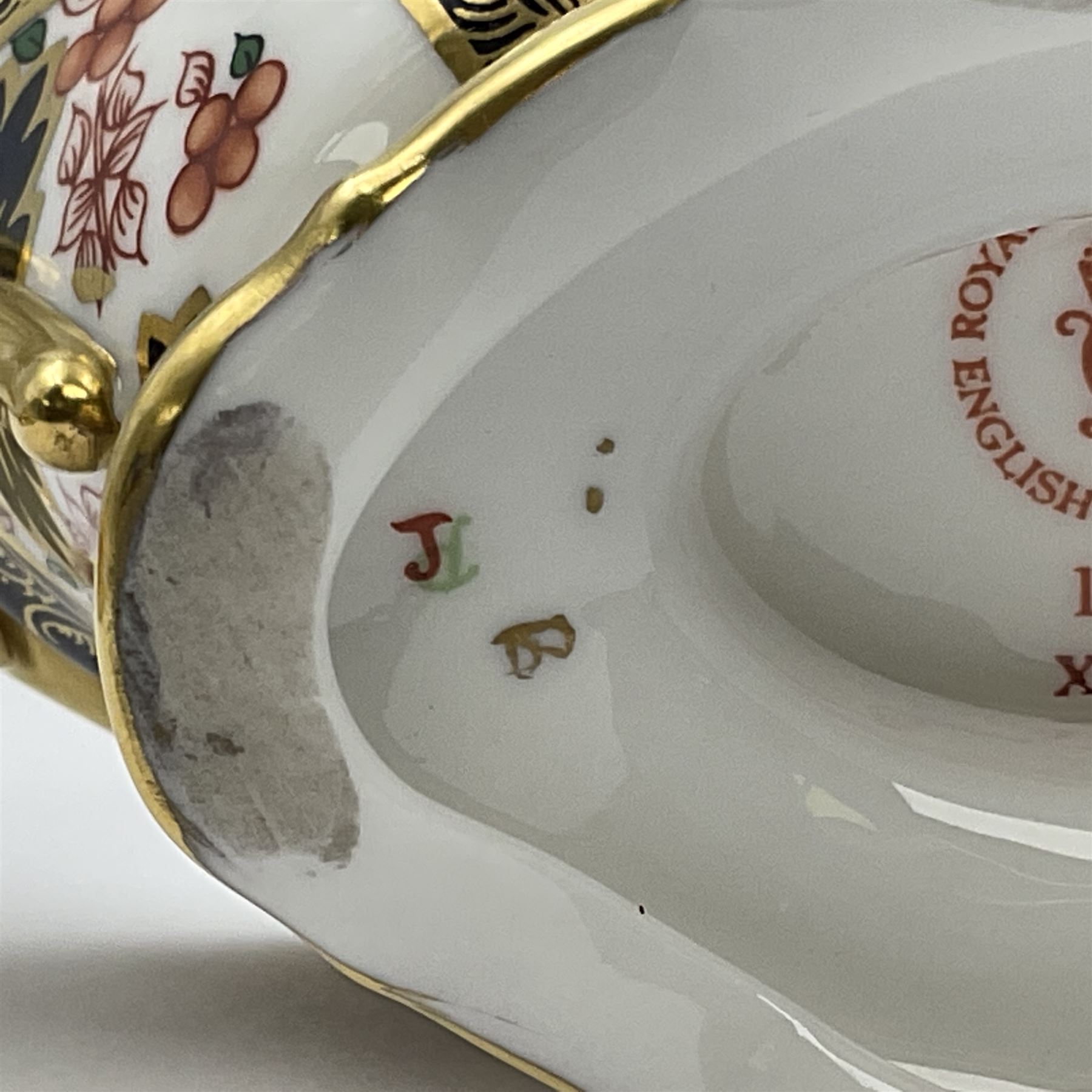 Late 20th century Royal Crown Derby Imari 1128 pattern twin handled pedestal dish and cover, with printed marks beneath including Roman numeral date code for 1980, H14cm L18cm