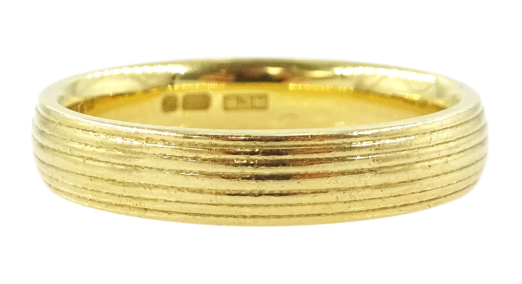 18ct gold wedding band, with ridged decoration, hallmarked