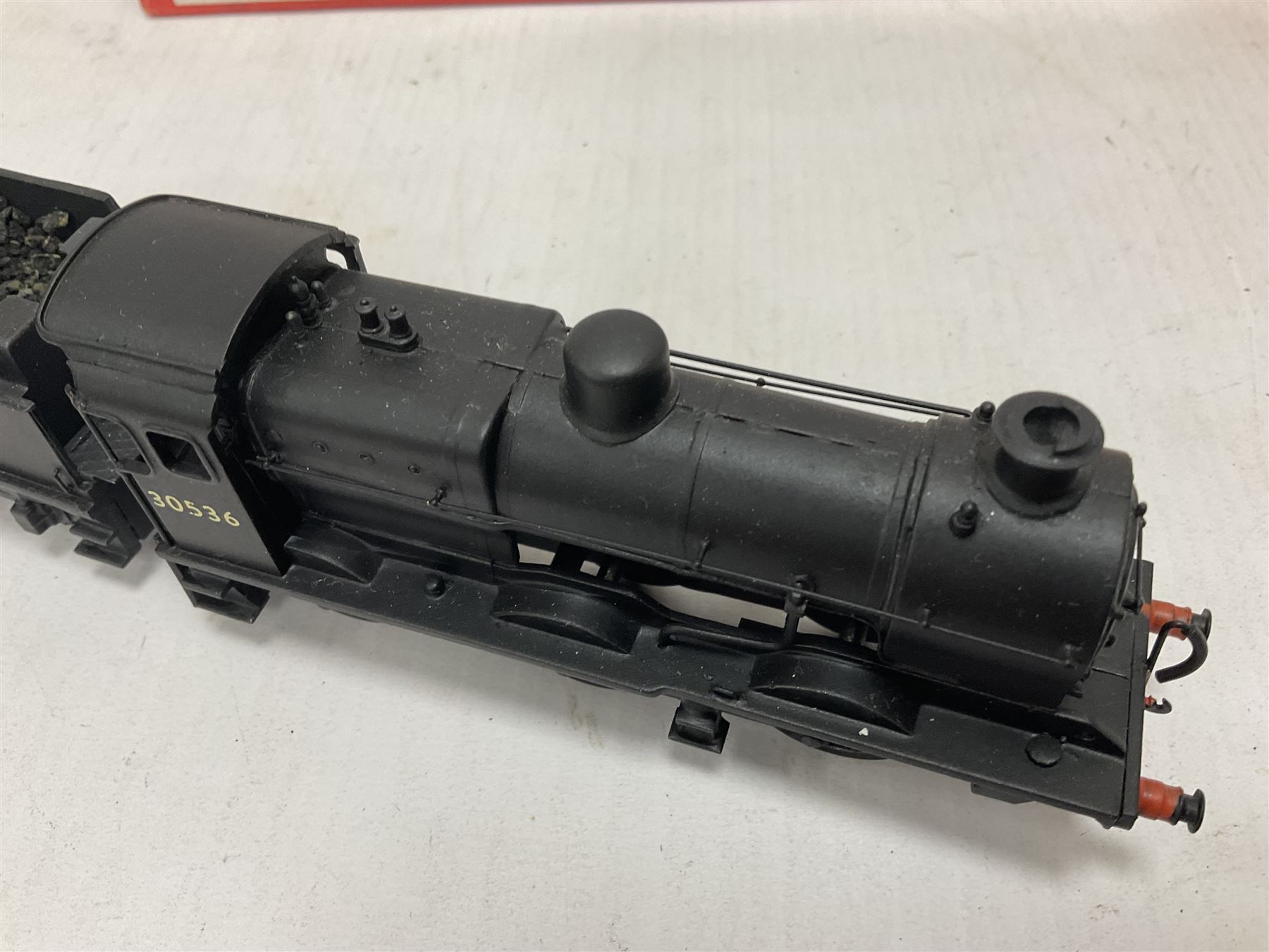 ‘00’ gauge - two kit built steam locomotive and tenders comprising SR/BR Class Q 0-6-0 no.30536 finished in BR black; SR/BR T9 Greyhounds Class 0-6-0 no.30338 finished in BR black; with Wills Finecast boxes (2) 