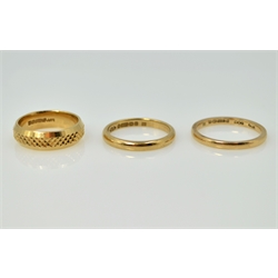  Three 9ct gold wedding bands, approx 8.2gm  