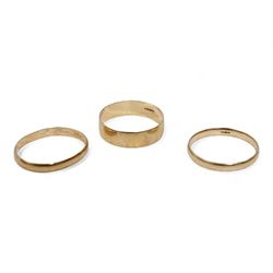 Three 9ct gold wedding bands, all hallmarked