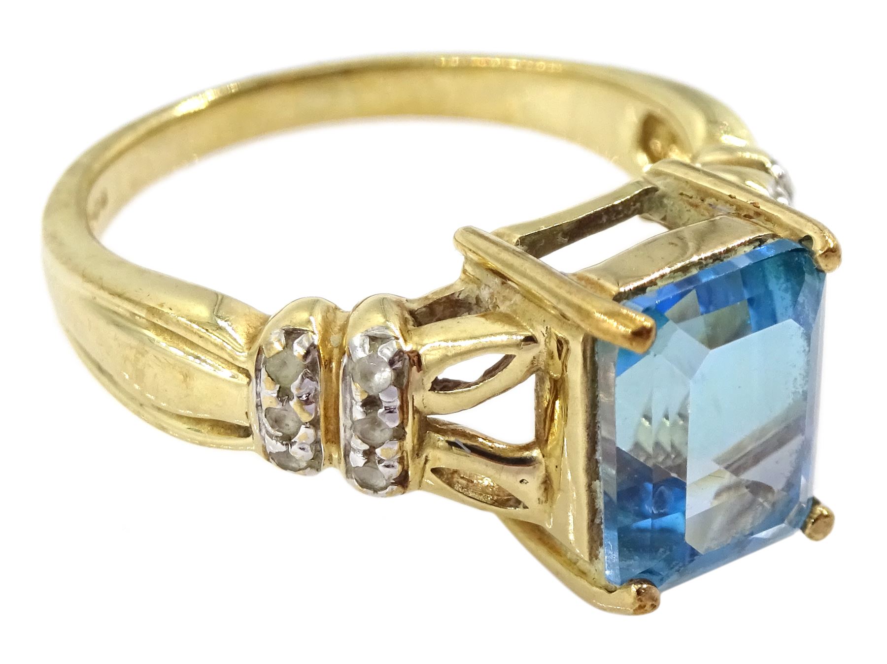 9ct gold blue topaz ring, with white topaz shoulders, hallmarked