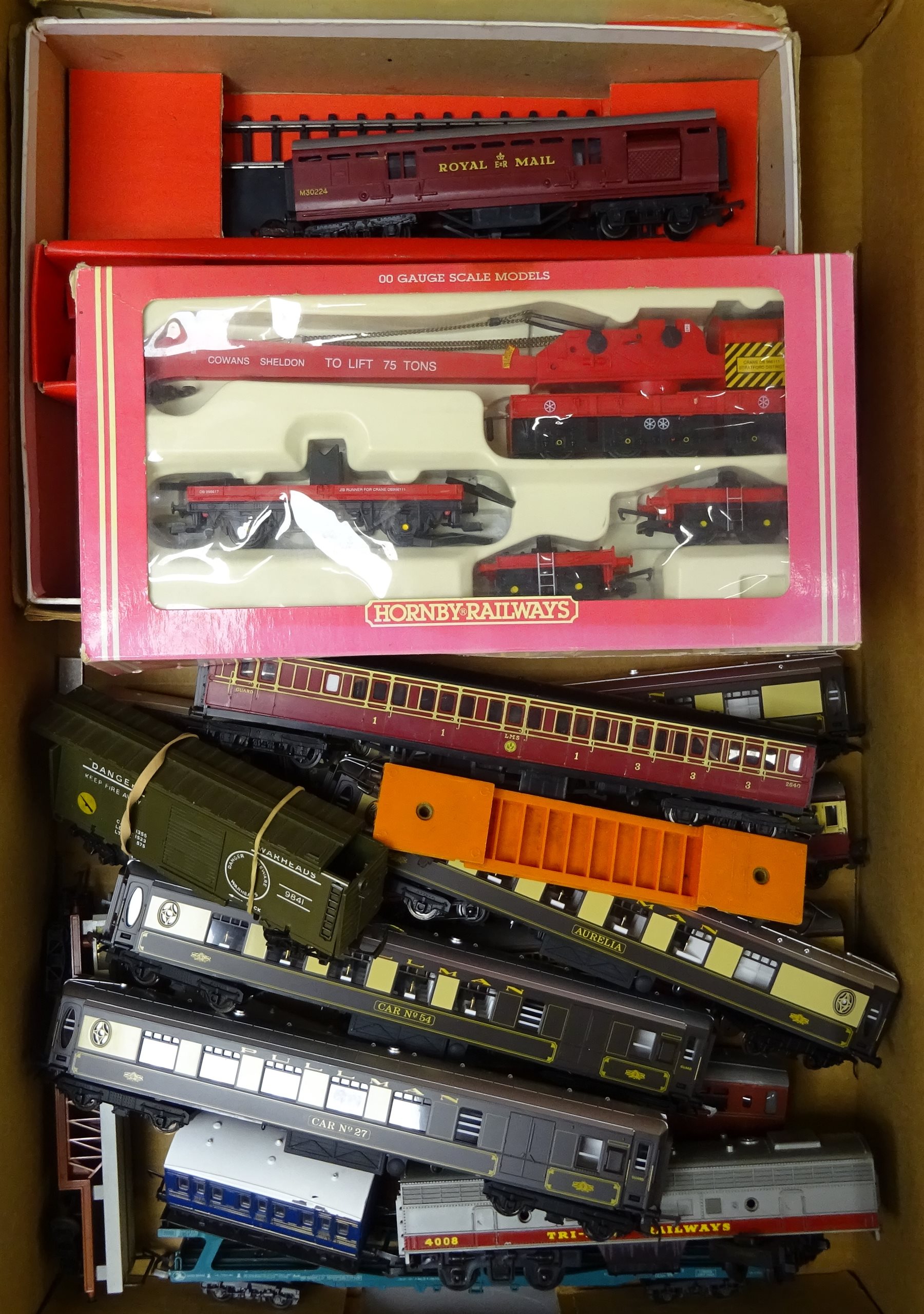 Hornby/Tri-ang 'OO' gauge: nineteen various passenger coaches and ...