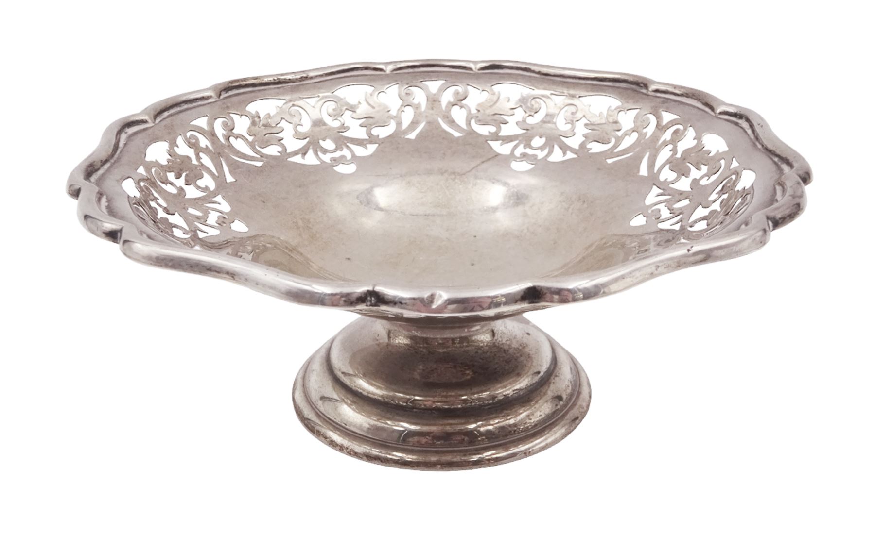 1920s silver bon bon dish, of circular form with shaped rim and pierced floral decoration to sides, upon a circular stepped base, hallmarked Charles S Green & Co Ltd, Birmingham 1922, H6cm