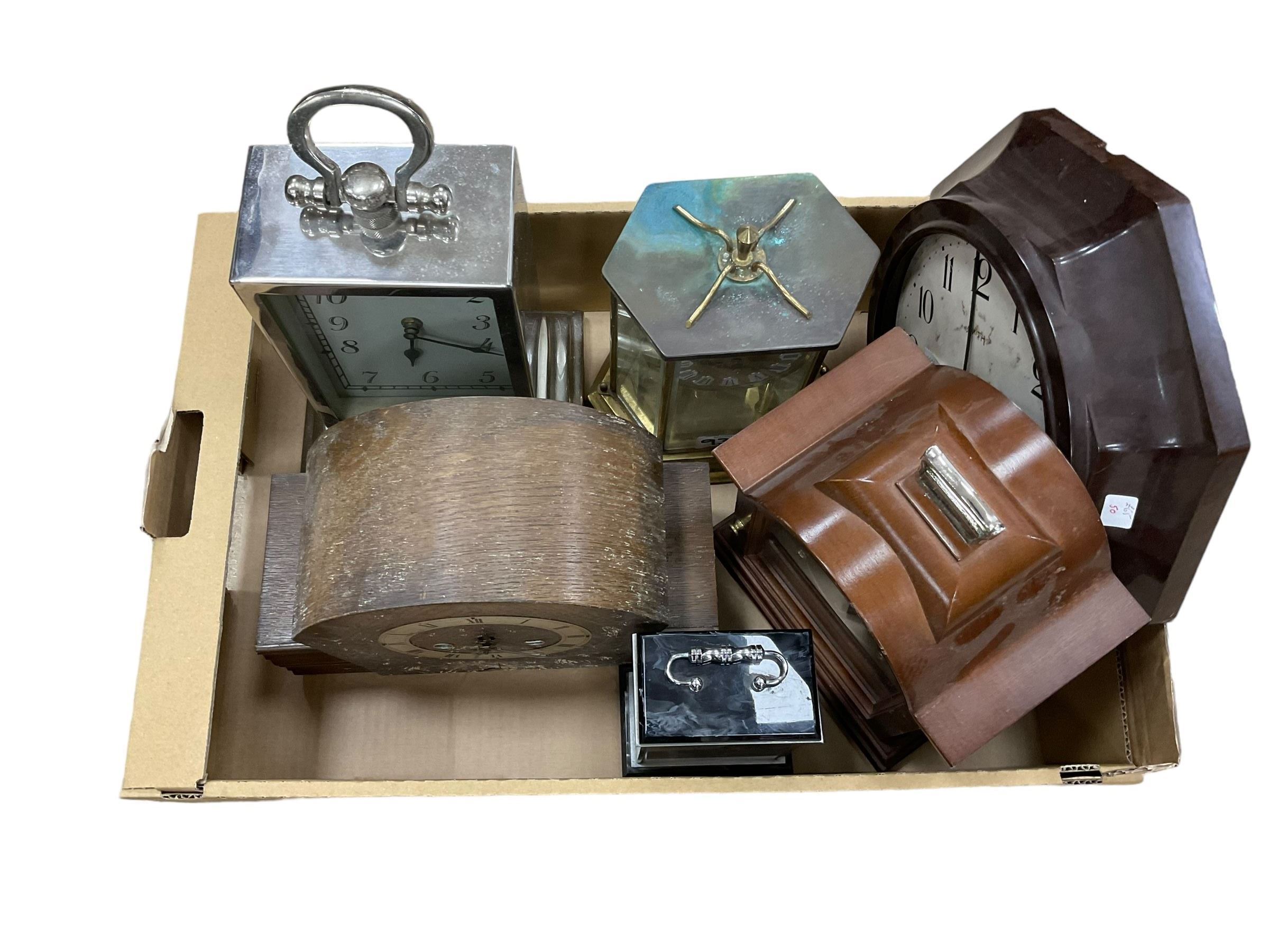 Various 20th century mantle clocks, including some quartz and electric clocks.