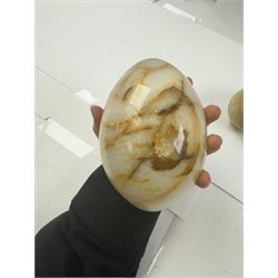 Large marble specimen egg, together with two onyx specimens, marble egg H15cm