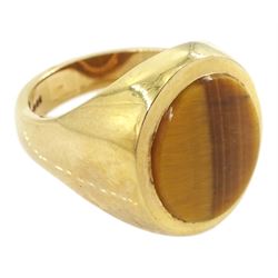 9ct gold tiger's eye signet ring, London 1973