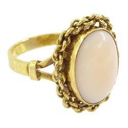 18ct gold single stone coral ring, with chain decoration border, stamped 750