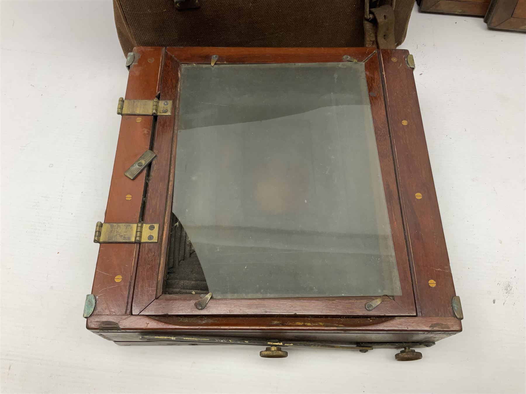 Folding plate camera in mahogany and lacquered brass, with additional plates and case