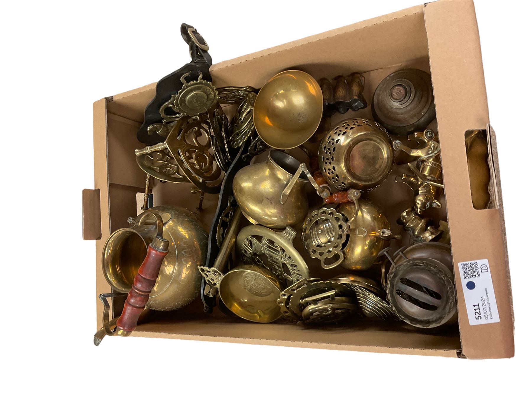 Collection of decorative and domestic brass, including horse brass and graduated kettles 