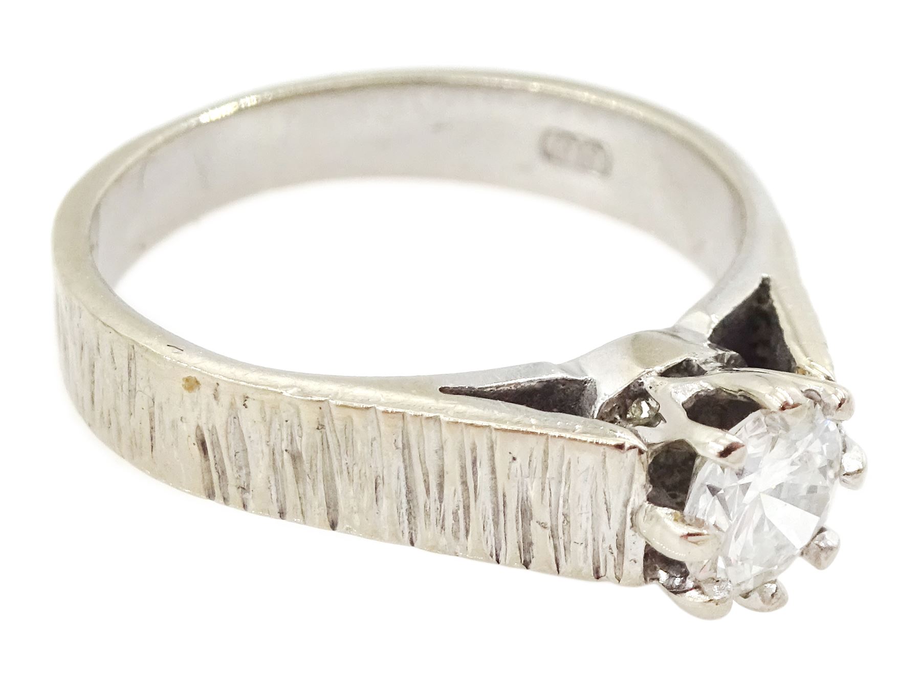 18ct white gold single stone round brilliant cut diamond ring, London 1973, diamond approx 0.40 carat