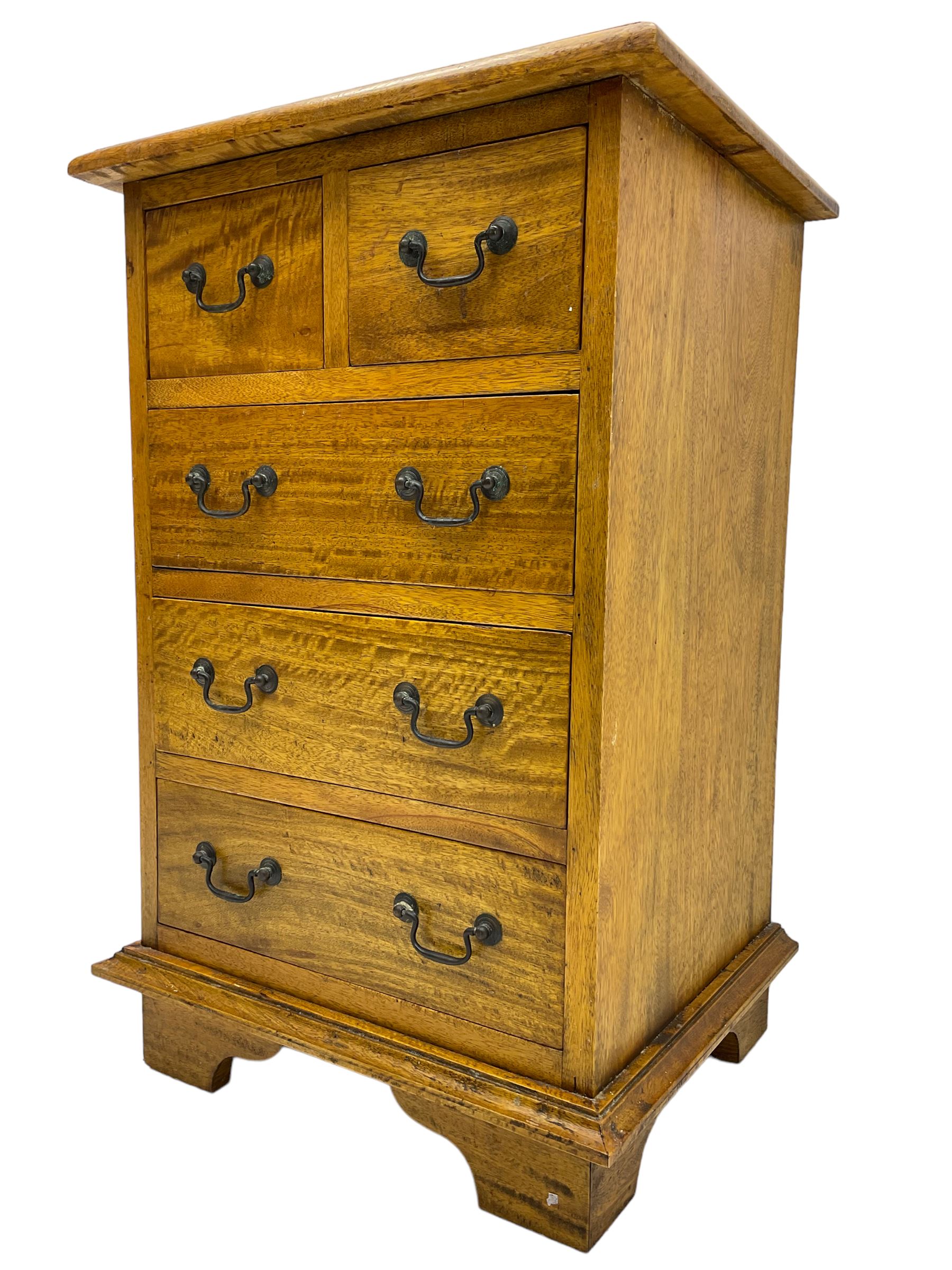 Small 20th century Georgian design chest, fitted with two square over three long drawers, lower moulded edge over bracket feet