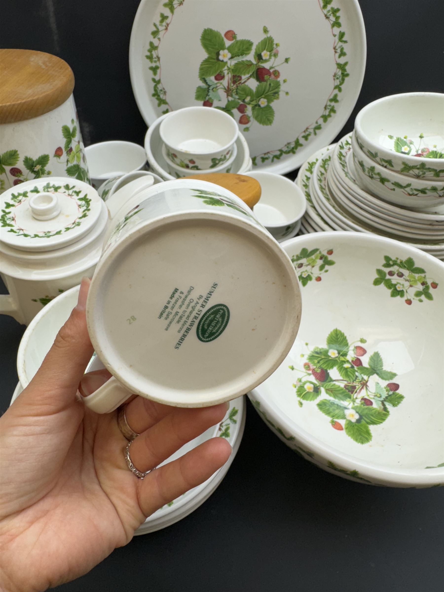 Portmeirion Summer Strawberry pattern tea and dinner service, including teapot, five dinner plates, covered sucrier etc  