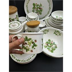 Portmeirion Summer Strawberry pattern tea and dinner service, including teapot, five dinner plates, covered sucrier etc  