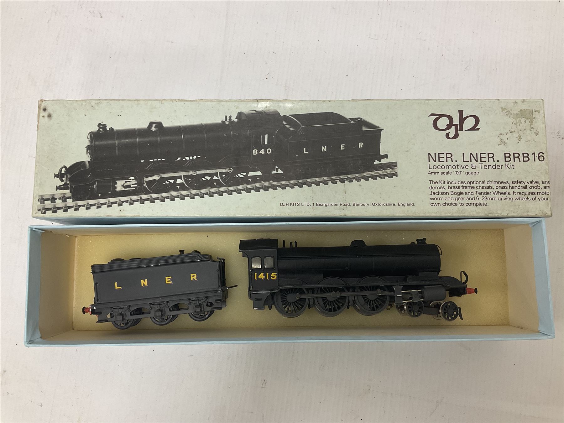 ‘00’ gauge - kit built NER.LNER.BRB16 4-6-0 steam locomotive and tender no.1415 finished in LNER black with DJH Models box; together with a further kit built B16 Class 4-6-0 steam locomotive and tender no.61476 finished in BR black (2) 