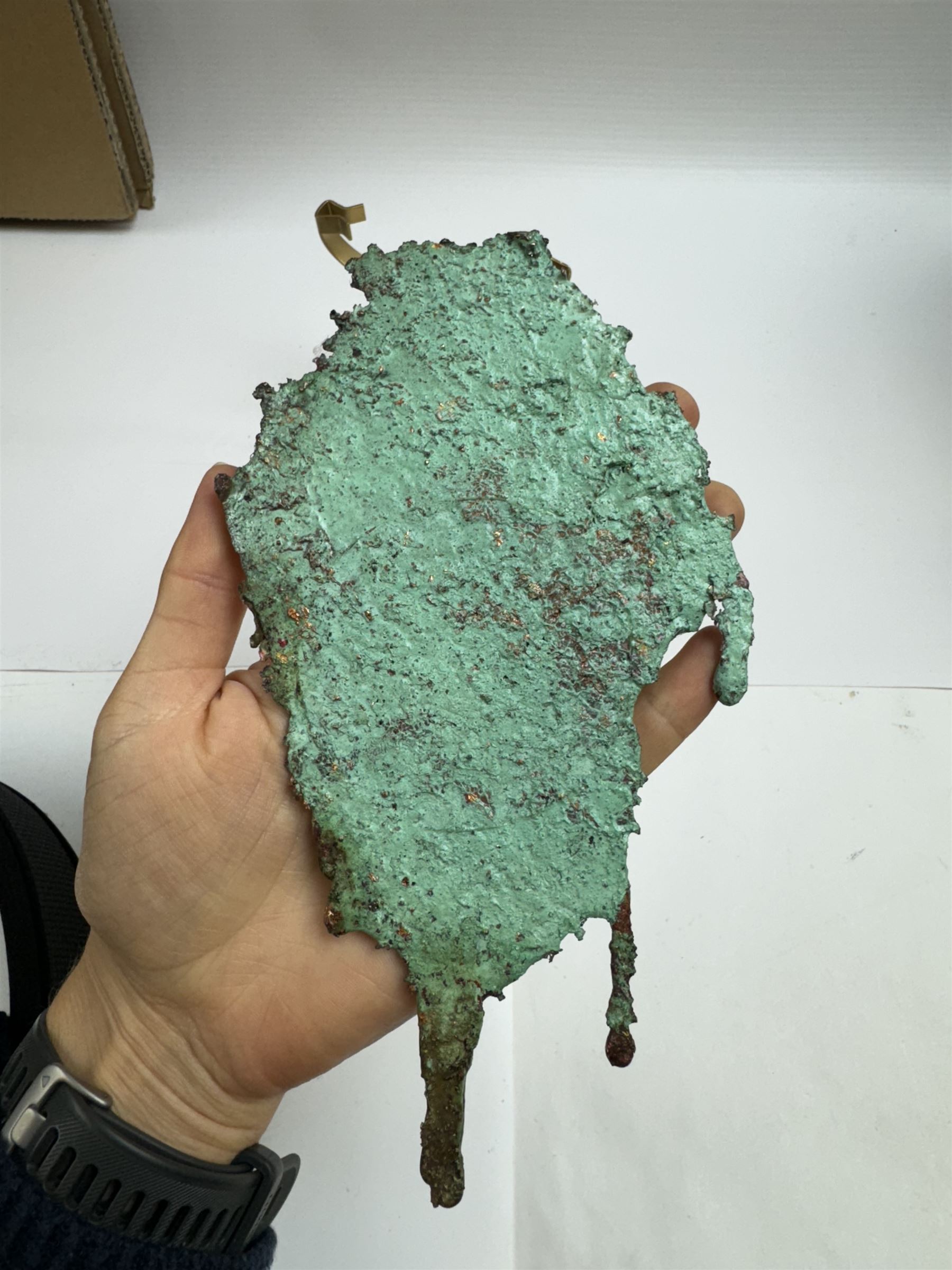 Free form copper splash, with green patina and polished copper accents, upon a gilt metal stand, H20cm 