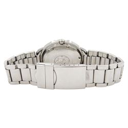 Omega Constellation gentleman's stainless steel automatic wristwatch, Ref. 168.004, Cal. 561, Pie Pan silvered dial with baton hour markers and date aperture, on stainless steel bracelet with fold-over clasp