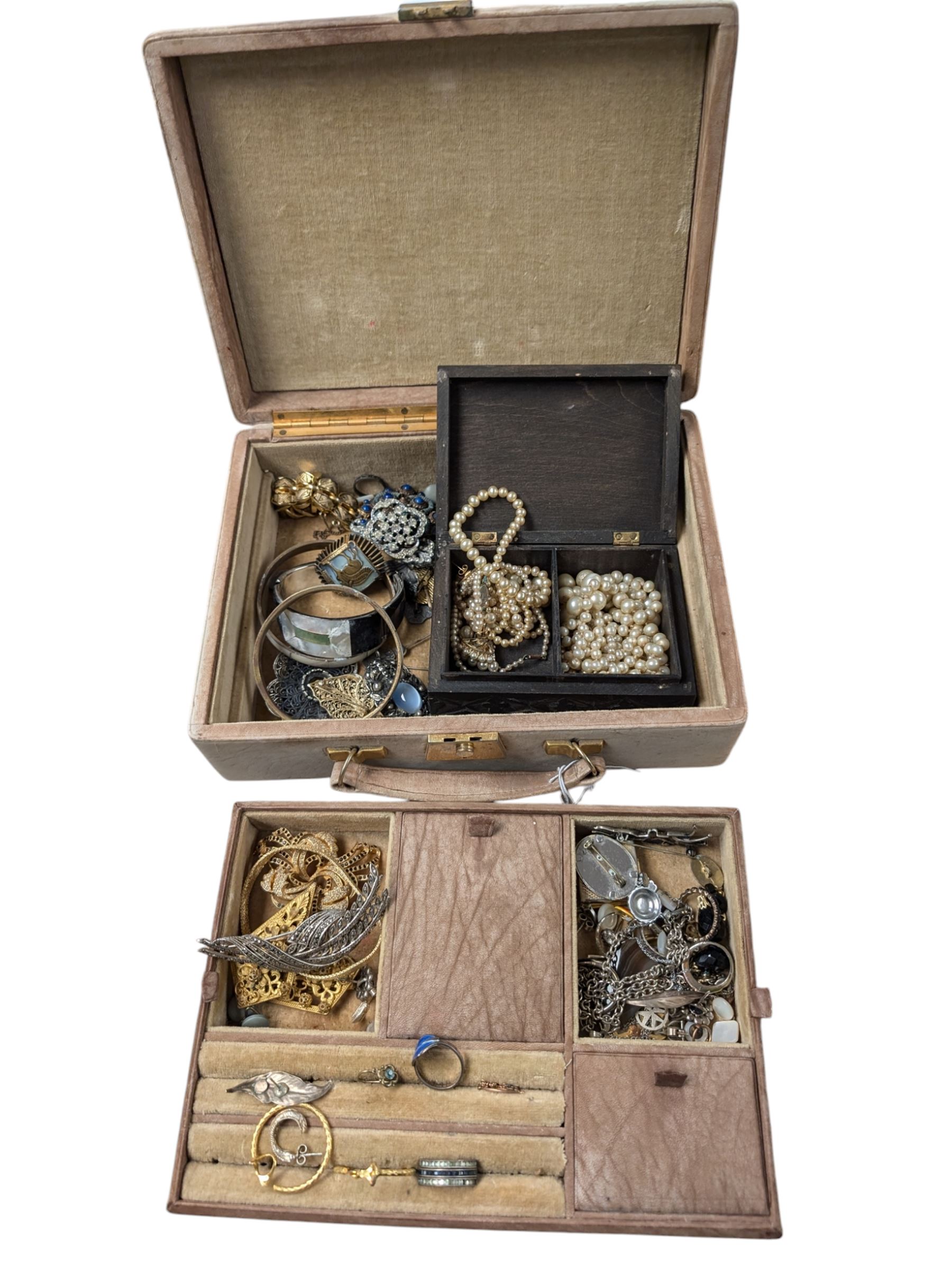 Silver jewellery, including Norwegian enamel ring, Continental silver stone set horse and jockey brooch, silver marcasite leaf brooch, faux pearl items in carved box and other costume jeweller5059