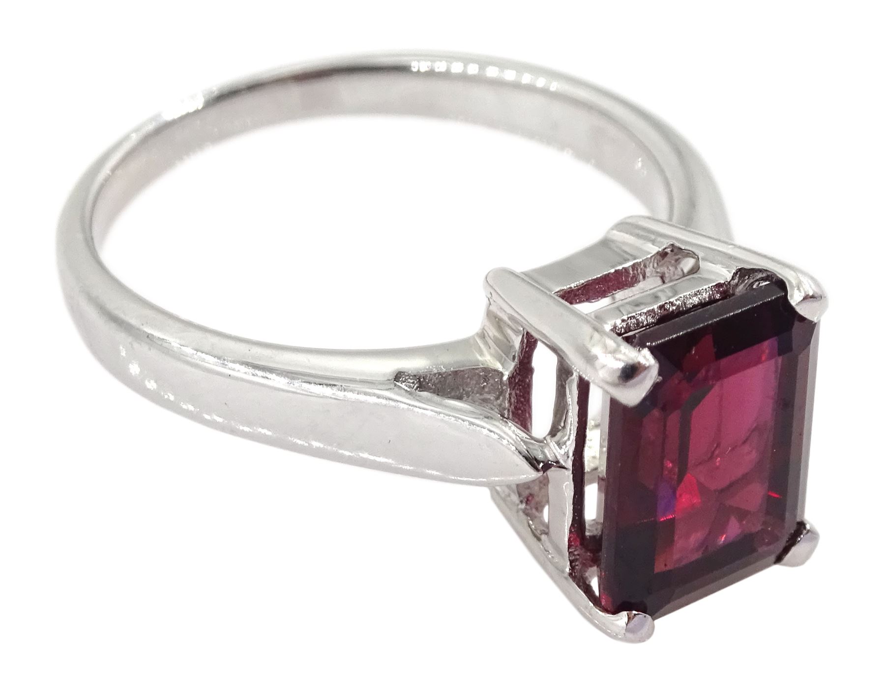 9ct white gold single stone rhodolite garnet ring, hallmarked, garnet approx 2.50 carat