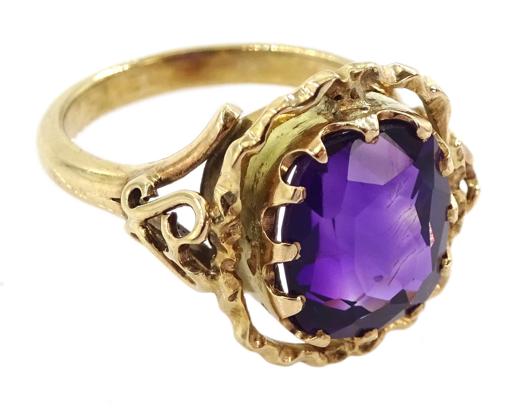 9ct gold single stone cushion cut amethyst ring