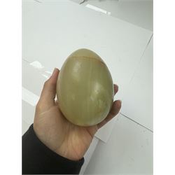 Large marble specimen egg, together with two onyx specimens, marble egg H15cm